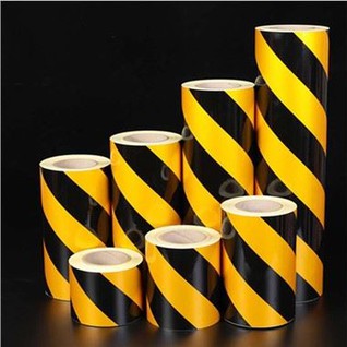 Светлоотразителна пътна лента